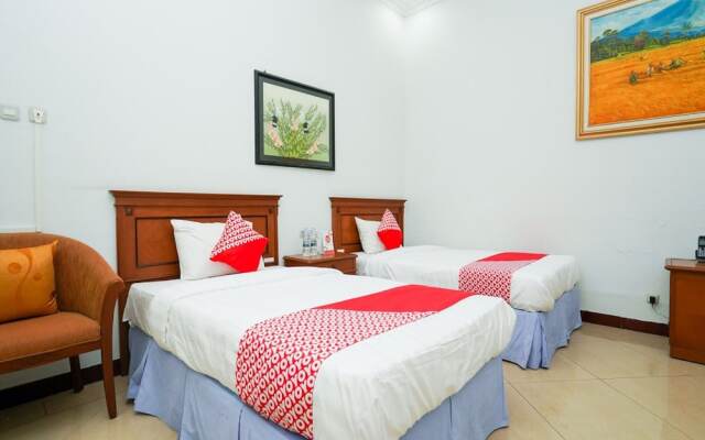 OYO 1346 Sinergi Hotel Gresik