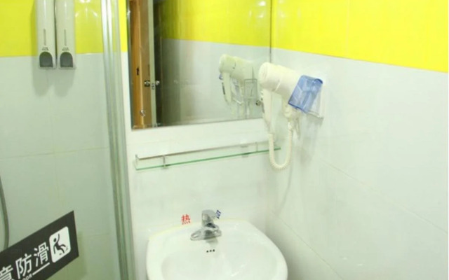 7Days Inn WuhanGuanggu Walking Street Baoli Garden Branch