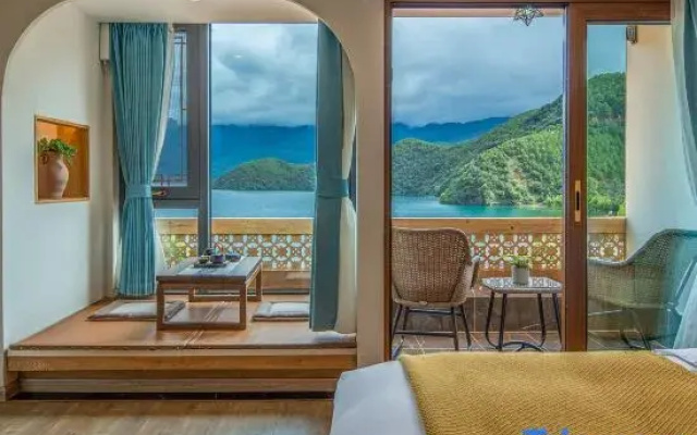 Dream by the Lakeside · Hillside Lakeview Boutique Stay