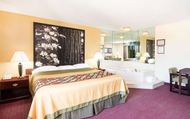 Super 8 By Wyndham Lamar