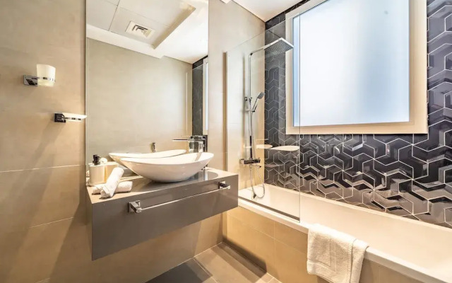 Stylish Waterfront Apartment With Views on Canal