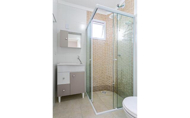 Apto com sacada a 10min praia do Santinho SBR402