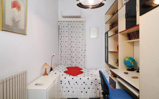 Spacious Central Apartment w h Free Parking Spaces