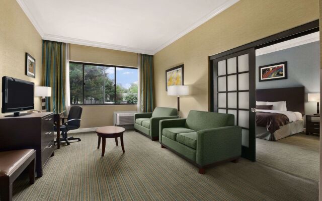 Holiday Inn Long Island-Islip Arpt East by IHG