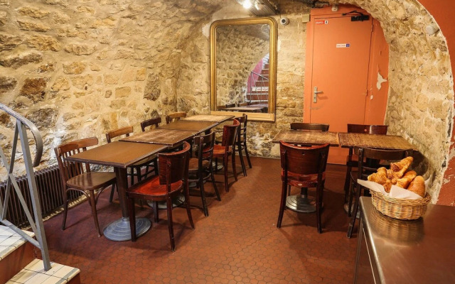 Young & Happy Latin Quarter by Hiphophostels