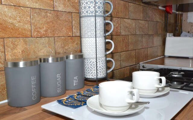 Charming 5-bed House in City Center and Car Park