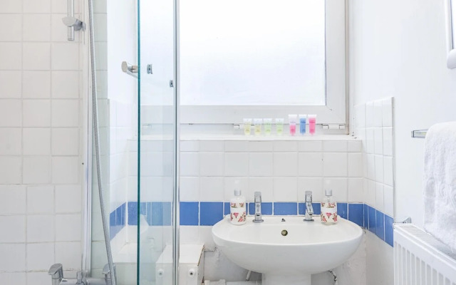 Stunning Self Contained 2 Bedroom Apartment + Parking Sleeps 6