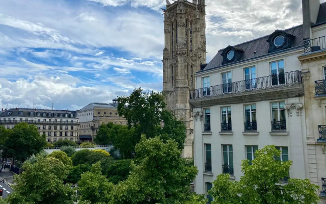 Stunning apartment with view at the very heart of Paris