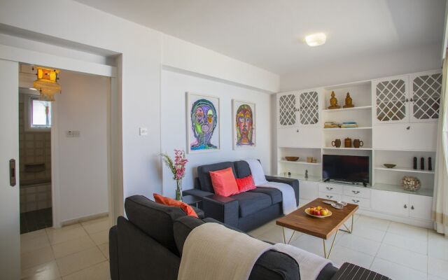 Mackenzie Leo Seafront Suite