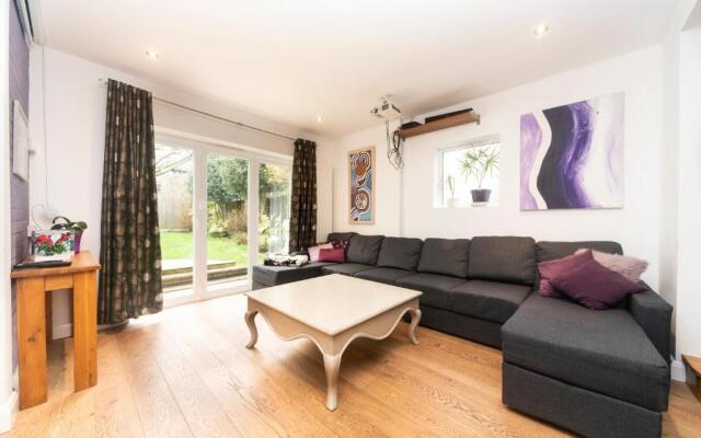 Detached home Quiet location Beautiful Garden Near Legoland Windsor Heathrow