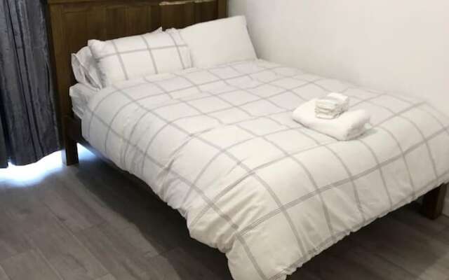 Stunning 1-bed Apartment With En-suite in Strood