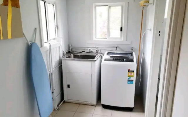 Entire 3 bedroom Doveton house, no sharing