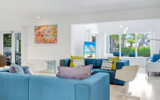 Luxe Lakefront Mansion Waterfront, Pompano Beach