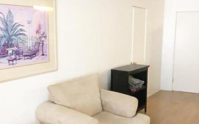 Burns Court Apartment