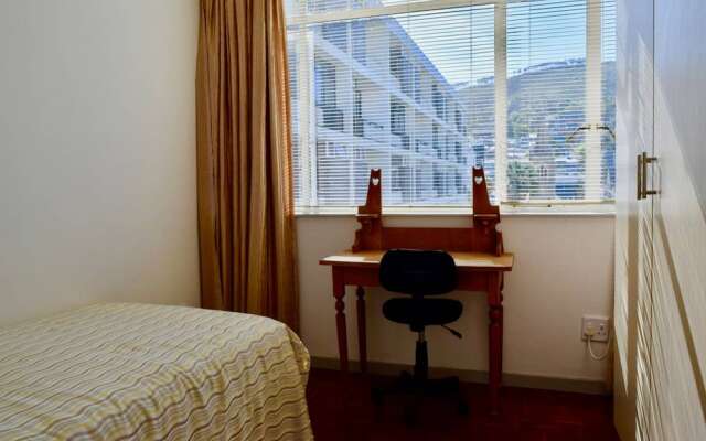 Sunny 2 Bedroom Apartment by The Company's Gardens