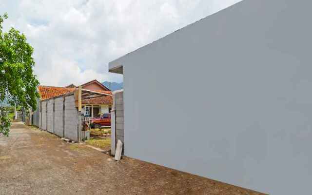 OYO 90809 Homestay Black Pink Merah Jambu Syariah