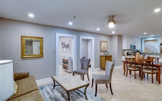 4 BR Beauty blocks from the River