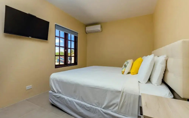 Large 5BR Villa With Private Pool Near Eagle Beach