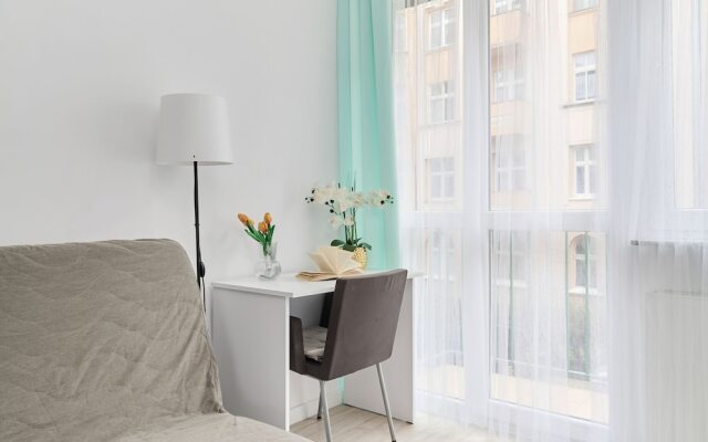 Charming Apartment Fabryczna by Renters