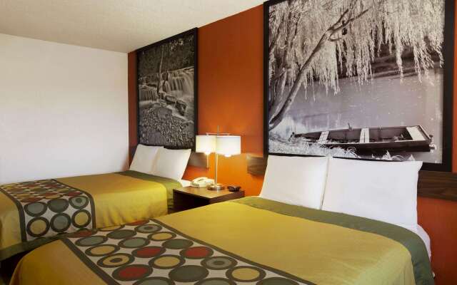 Super 8 By Wyndham Woodward