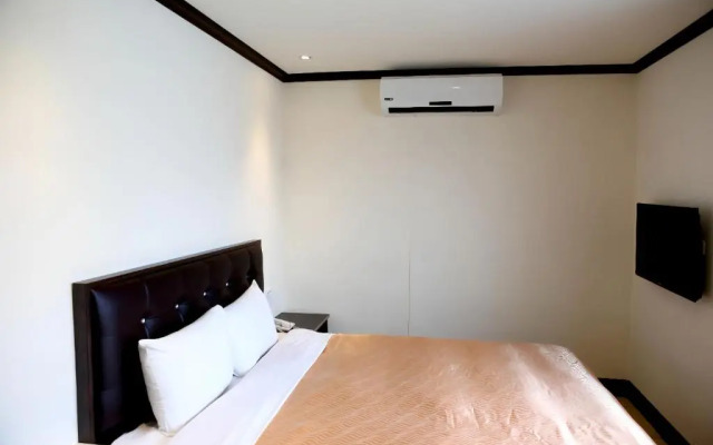 Holiday Commerce Hotel