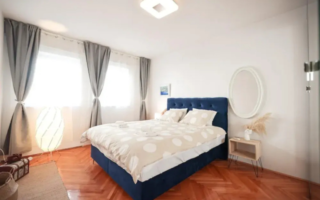 Modern Apartment With Terrace Near old Town