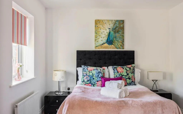 Superb 3-bed House With Parking Garden in London