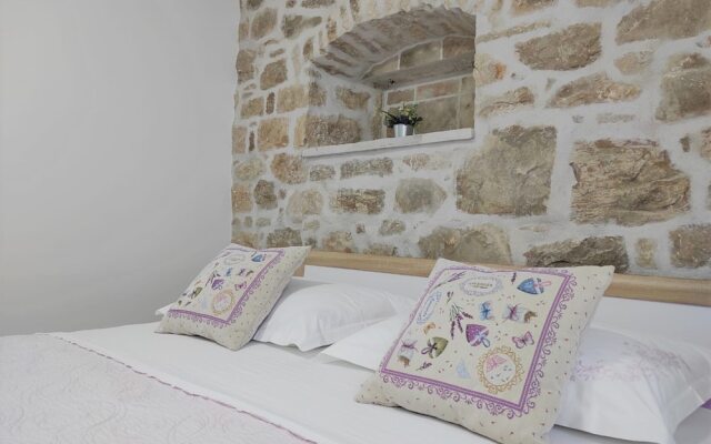 Modern Traditional Apartment w Patio, Near Beach