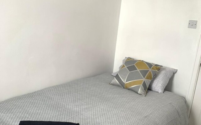 Immaculate 4-Bed House In Blackpool