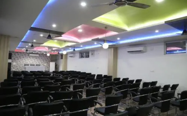Hotel Dhanraj Palace