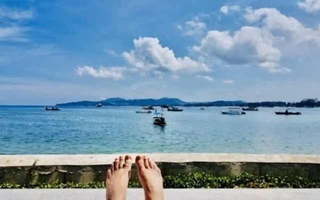 Beachfront Phuket Seaview Suites