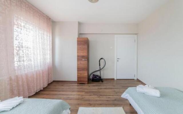 Centrally located 2 bedroom apt with Netflix