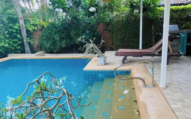 Hidden Villa Oasis Private Pool 2km to Beach&mall