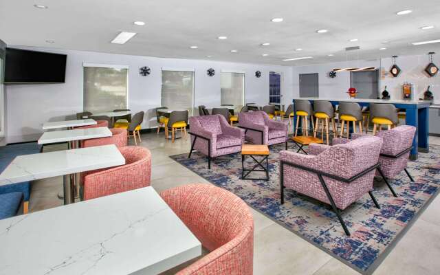 La Quinta Inn & Suites by Wyndham Dallas - Las Colinas