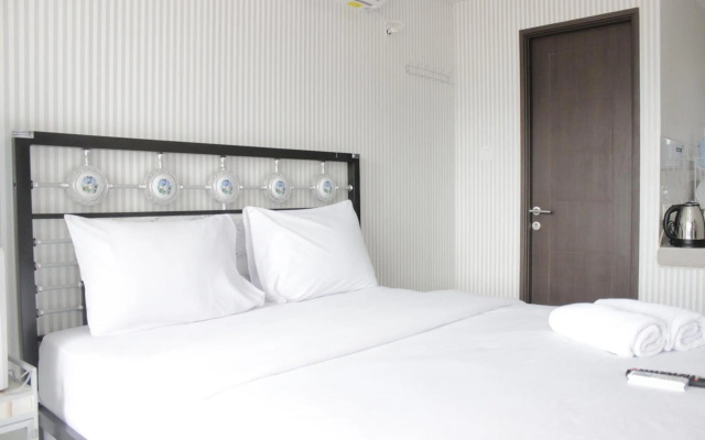 Chic and Comfy Studio Room at Mekarwangi Square Apartment Cibaduyut by Travelio