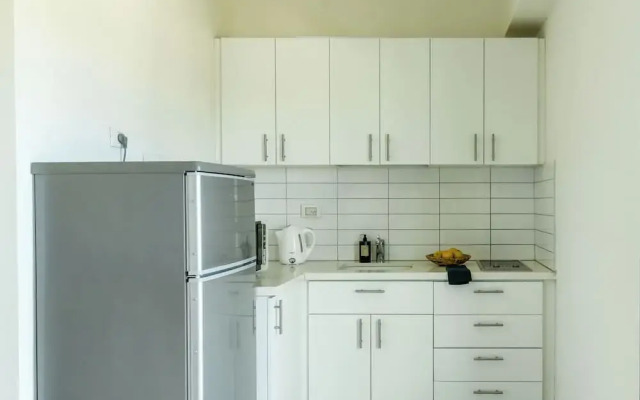 Studio apt w balcony and Kitchen