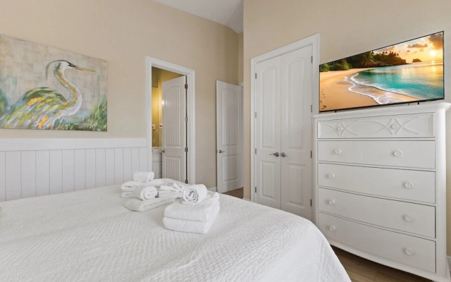 Splash Of Lime 3 Bedroom Home by RedAwning