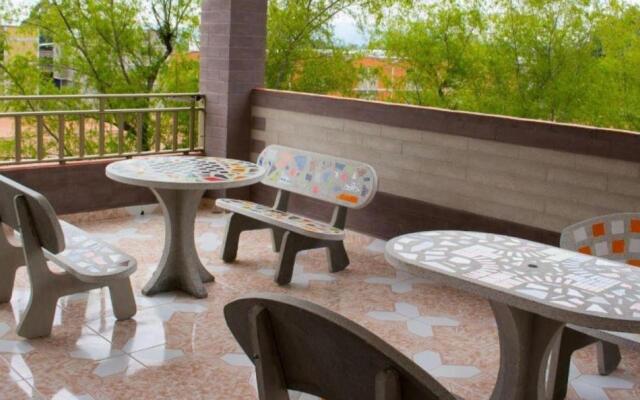Hollywood Paradise Hotel