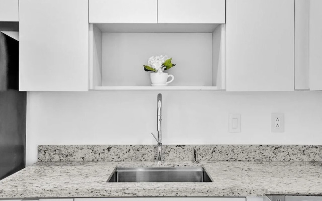 Modern Hallandale Apt w/ Backyard Near Beach