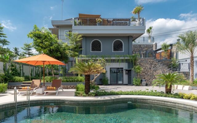 Hillside Lovina Studio