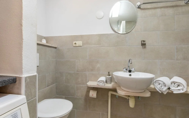 Cozy Holiday Home 3 Minutes From the Beach!
