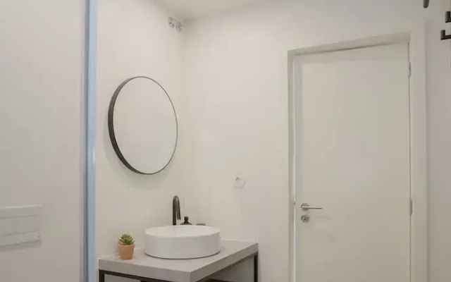 Liiiving -Luxury Beachfront Apartment IV