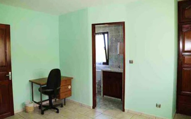 Apartment With 3 Bedrooms in Petite Île, With Wonderful sea View, Enclosed Garden and Wifi Near the Beach - фото 2