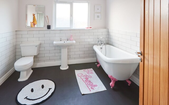 Host Stay The Artists Pad