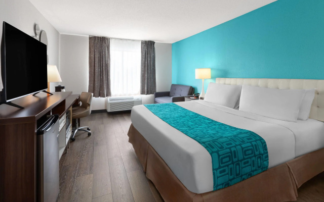 Howard Johnson by Wyndham Romulus Detroit Metro Airport