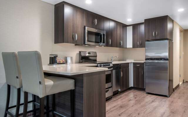 Clarion Hotel & Suites
