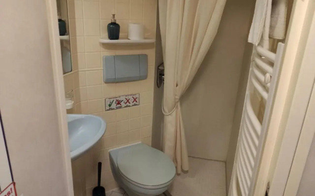 Eastern Comfort - The swimming hostel