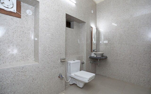 OYO 9933 Hotel Meera Mahal
