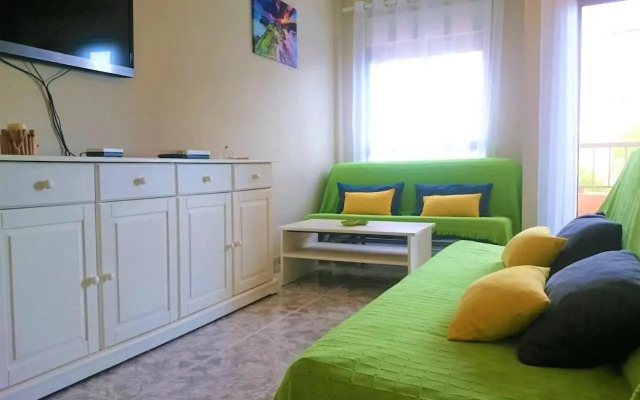 Bright spacious apartment, 2 min walk from beach