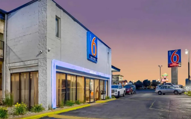 Motel 6 Villa Park, IL - Chicago West